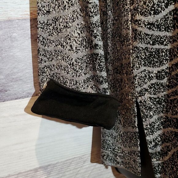 Chico's Black White Animal Print Stretch Button Down Blouse Sz 0 (Small) - Picture 5 of 7